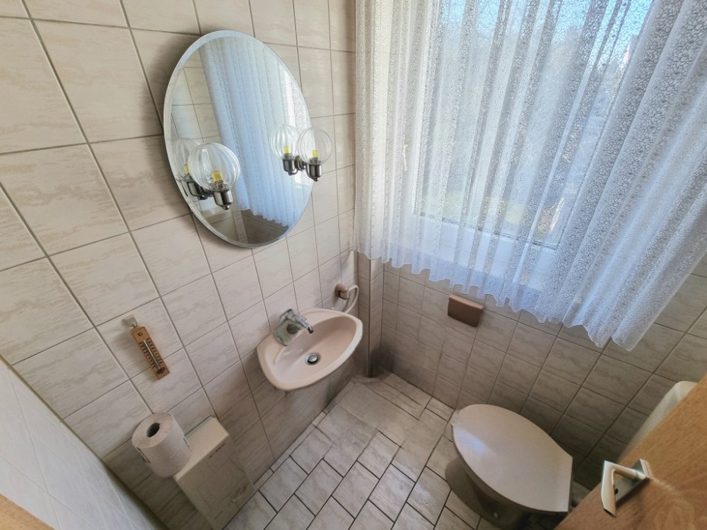 separates WC